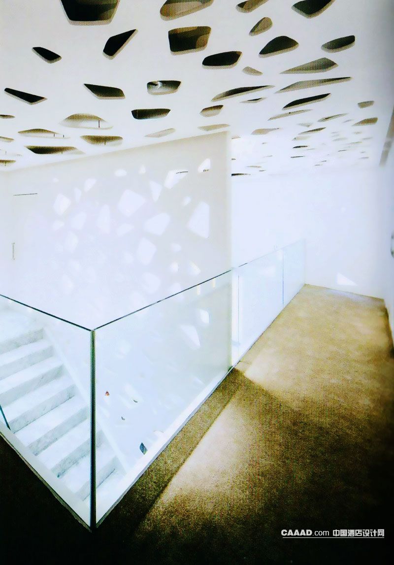 江苏 盐城/二层楼梯天花造型玻璃护栏