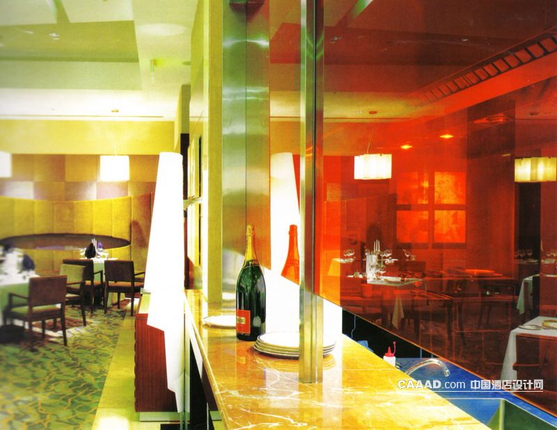 效果图 玻璃/现代风格餐厅软包墙壁墨绿色丝绒靠背吊灯餐桌餐椅地毯橙色玻璃...