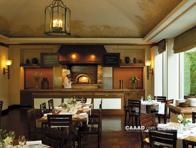 餐厅木质地板餐桌餐椅造型吊灯服务台壁灯天花造型