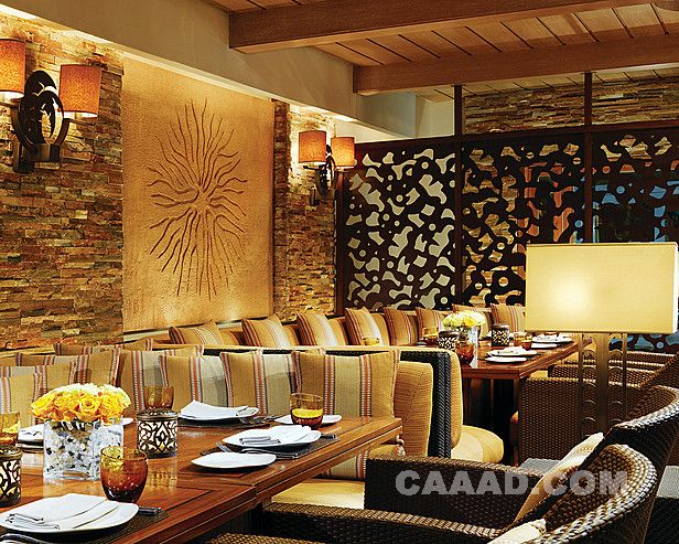 餐厅沙发藤椅桌子壁灯镂空隔断墙面装饰效果图