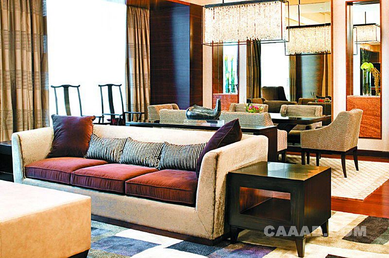 套房客厅三人沙发餐桌物品台窗帘造型灯地毯靠