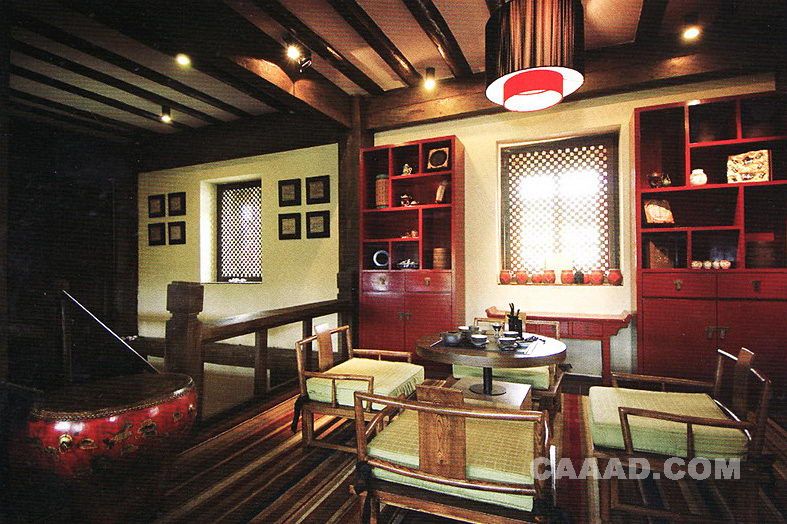 香格里拉仁安悦榕庄旅游度假客房客厅吊灯木桌木椅展示柜地毯