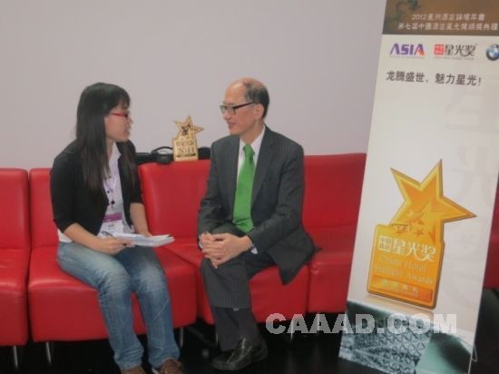 香港成报记者采访何显毅 香港成报记者采访何显毅