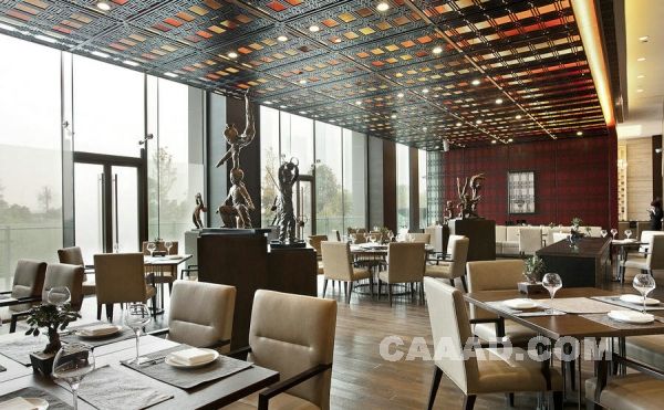 酒店西餐厅 时尚 木质地板 吊顶装饰 餐桌 餐椅 
