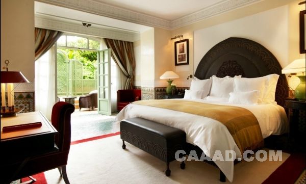 酒店大床房 简约摩洛哥 床 床榻 床头台灯 书桌 阳台